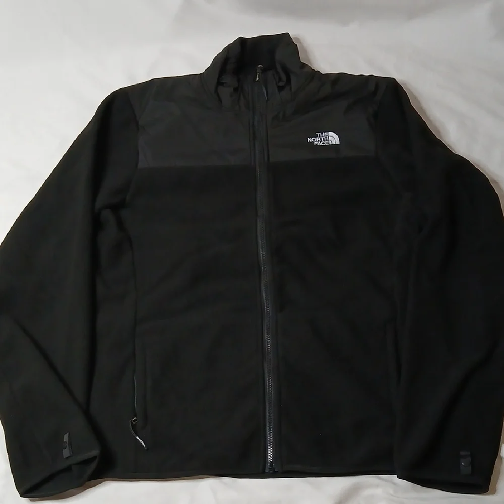 The North Face Men’s Black Lightweight Fleece Jacket